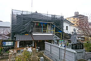本堂の外壁を改修1